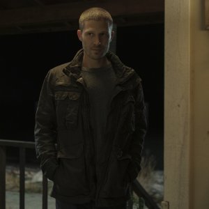 Midnight Mass: Zach Gilford in una scena
