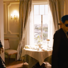 Matrix Resurrections: Keanu Reeves mentre 'esce dallo specchio' in una delle immagini dal primo trailer del film