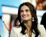 Idina Menzel rievoca l'errore di John Travolta agli Oscar: 'È stata la cosa migliore che potesse capitarmi'