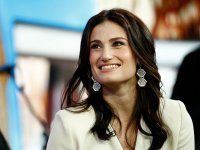 Idina Menzel rievoca l'errore di John Travolta agli Oscar: 'È stata la cosa migliore che potesse capitarmi'