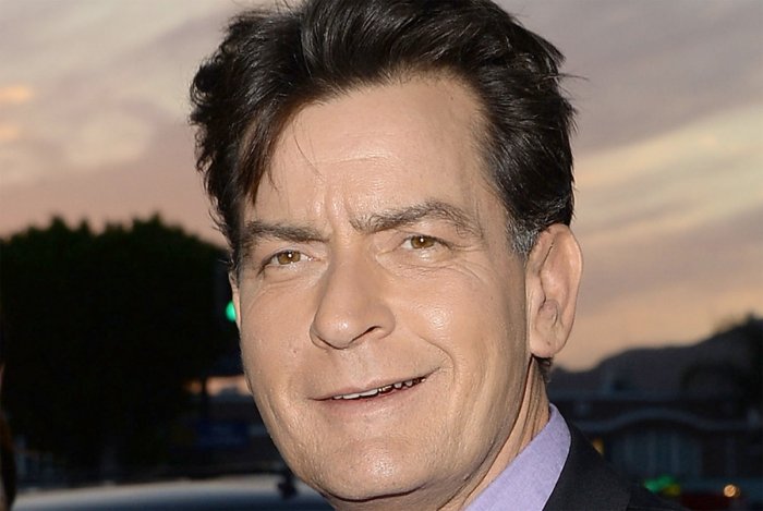 Charlie Sheen e Denise Richards, la figlia svela: “ho lasciato la casa di mia madre, era violenta”