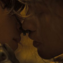 Dune: Timothée Chalamet e Zendaya mentre si baciano in una scena