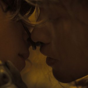 Dune: Timothée Chalamet e Zendaya mentre si baciano in una scena