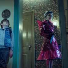 Nightbooks - Racconti di paura: Krysten Ritter e Winslow Fegley in una scena del film