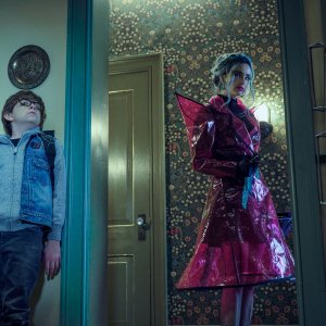 Nightbooks - Racconti di paura: Krysten Ritter e Winslow Fegley in una scena del film