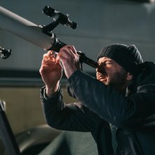 Supernova: Colin Firth guarda le stelle con un telescopio