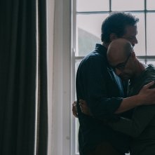 Supernova: Stanley Tucci e Colin Firth abbracciati