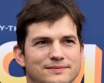 Ashton Kutcher: la folla gli canta 'fatti una doccia' durante una diretta sportiva (VIDEO)
