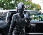 Kim Kardashian, il look fetish sconvolge i fan: come fa ad andare in giro così? (FOTO)