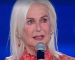Loretta Goggi lascia i social, troppi insulti dopo la sua esibizione ai Seat Music Awards 2021