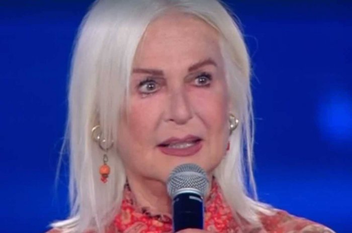 Loretta Goggi lascia i social, troppi insulti dopo la sua esibizione ai Seat Music Awards 2021