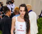 Met Gala 2021: Cara Delevingne e Alexandria Ocasio-Cortez, l'outfit è 'politico' (FOTO)
