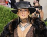 Jennifer Lopez al Met Gala 2021: l'abito in stile western è esagerato (FOTO)