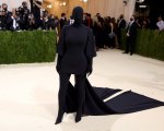 Kim Kardashian ai Met Gala 2021, l'abito nero è un incubo claustrofobico (FOTO)