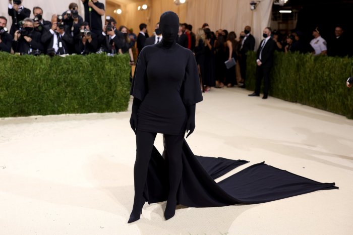 Kim Kardashian ai Met Gala 2021, l'abito nero è un incubo claustrofobico (FOTO)