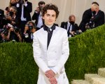Timothée Chalamet ai Met Gala 2021 sceglie il look tuta e Converse (FOTO)