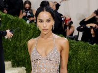 Zoe Kravitz: al Met Gala 2021 il suo nude look conquista il red carpet (FOTO)