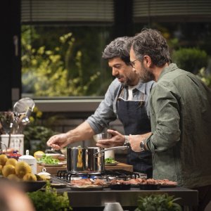 Dinner Club: Pierfrancesco Favino e Carlo Cracco in una scena