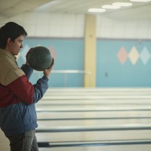 Sex Education 3: Asa Butterfield gioca a bowling in una scena della serie Netflix
