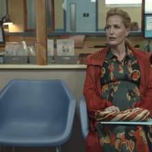 Sex Education 3: Gillian Anderson in una scena della serie Netflix