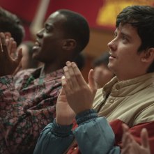 Sex Education 3: Asa Butterfield, Ncuti Gatwa e Adam Groff in una scena della serie Netflix