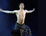 Daniel Radcliffe è irriconoscibile come ballerino esotico sotto copertura in Miracle Workers