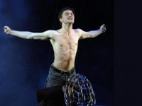 Daniel Radcliffe è irriconoscibile come ballerino esotico sotto copertura in Miracle Workers