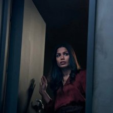 Intrusion: Freida Pinto in una sequenza
