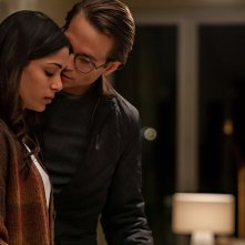 Intrusion: Freida Pinto insieme a Logan Marshall-Green in una scena del film