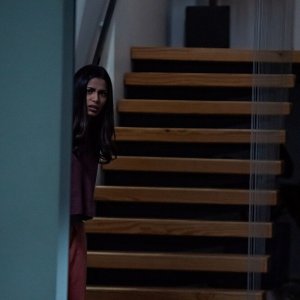 Intrusion: Freida Pinto in una scena
