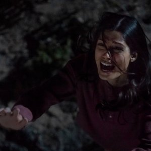 Intrusion: Freida Pinto in una scena del film