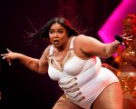 The Bodyguard: Lizzo propone a Chris Evans di recitare insieme nel remake del film