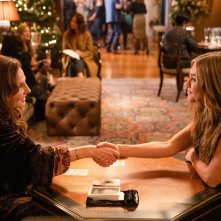 The Morning Show 2: Kathy Najimy e Jennifer Aniston in una scena della seconda stagione