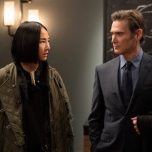 The Morning Show 2: Greta Lee e Billy Crudup in una scena della nuova stagione