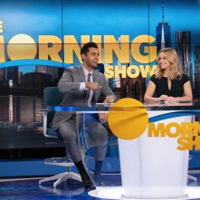 The Morning Show 2: Hasan Minhaj e Reese Witherspoon in una scena della nuova stagione