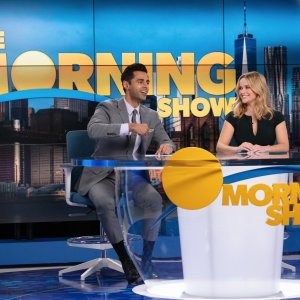 The Morning Show 2: Hasan Minhaj e Reese Witherspoon in una scena della nuova stagione