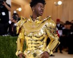 Lil Nas X: i fan paragonano il suo look al Met Gala 2021 a Goldar dei Power Rangers