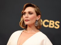 Emmy 2021: Elizabeth Olsen con l'abito disegnato dalle sorelle Mary-Kate e Ashley (FOTO)