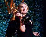 Kate Winslet ricorda l'adolescenza: 'Le mie prime esperienze intime furono con ragazze'