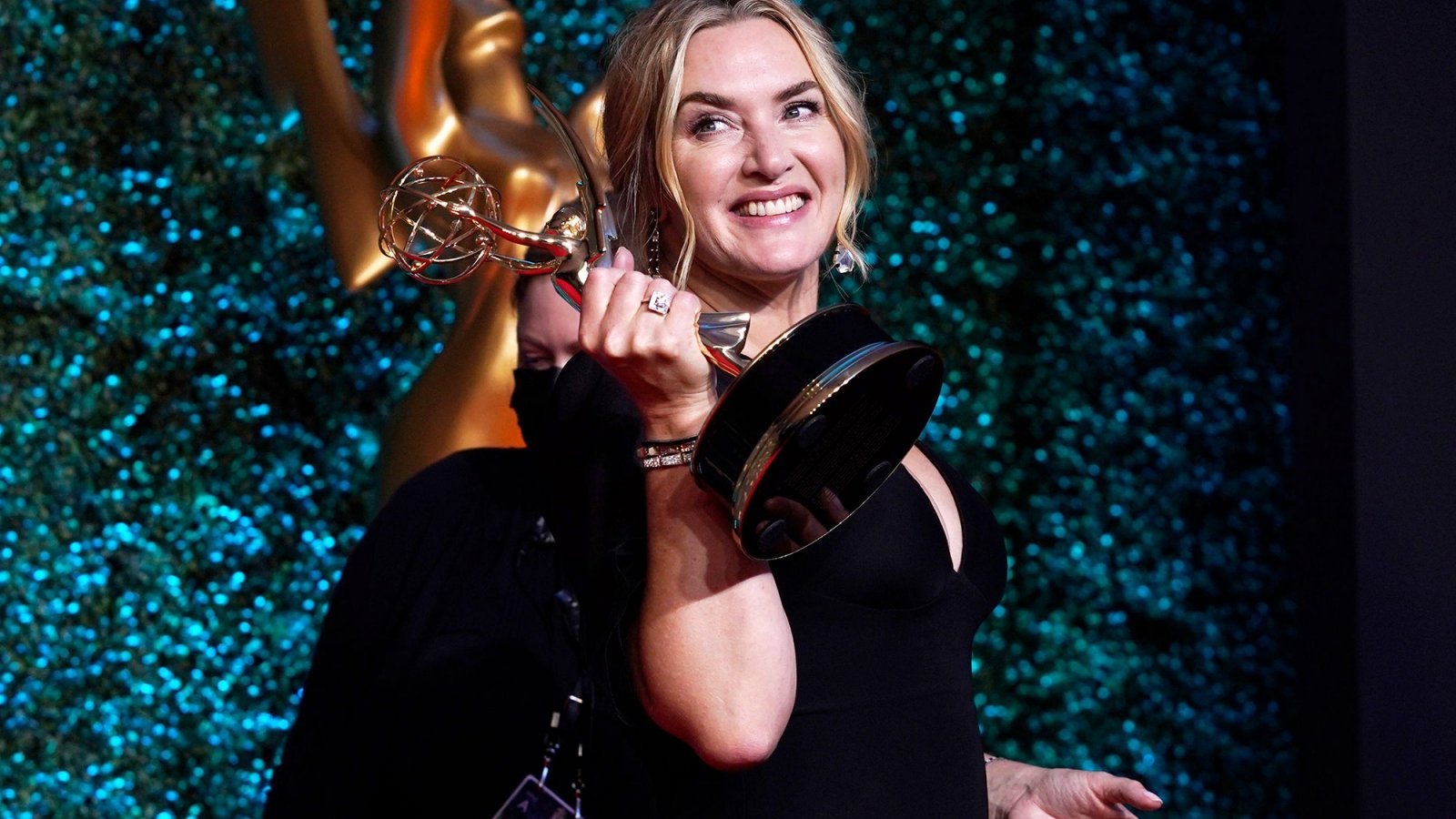 Kate Winslet con l'Emmy Award per Omicidio a Easttown