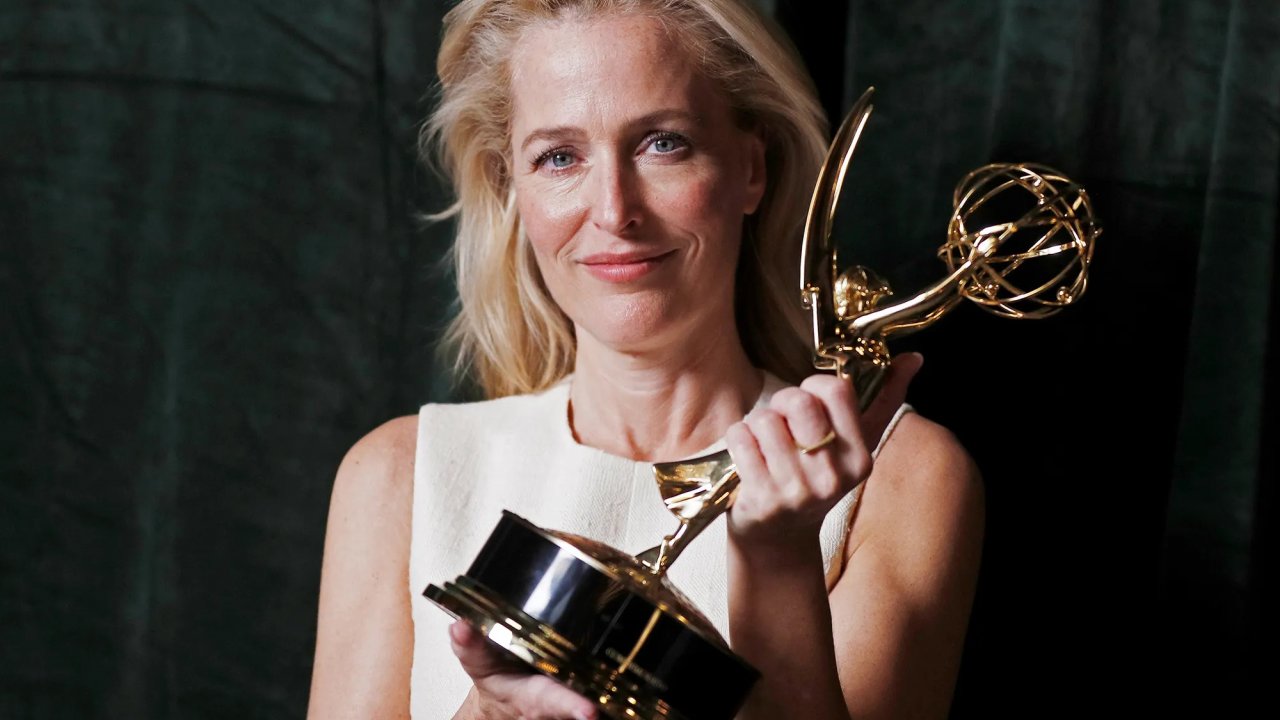 Primo piano di Gillian Anderson con l'Emmy Award
