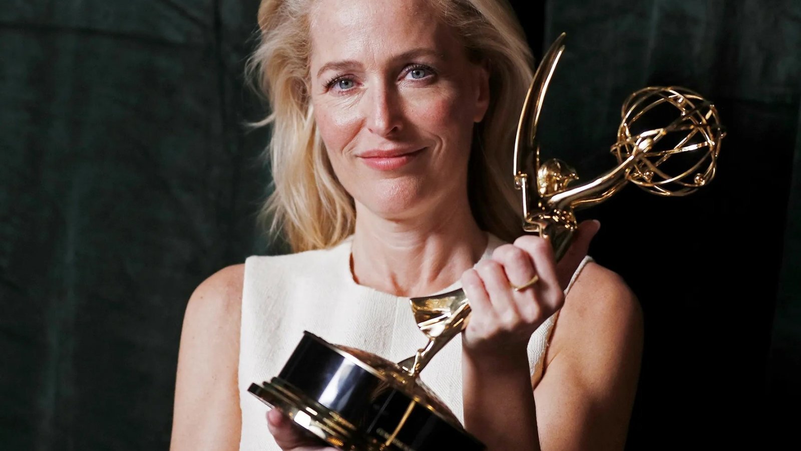 Gillian Anderson con in mano l'Emmy Award