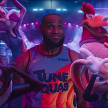 Space Jam - New Legends: LeBron James con i Looney Tunes in una scena del film