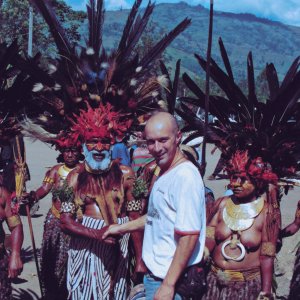 Il regista Livio Fornoni sul set del film Altra Civiltà Expedition in New Guinea