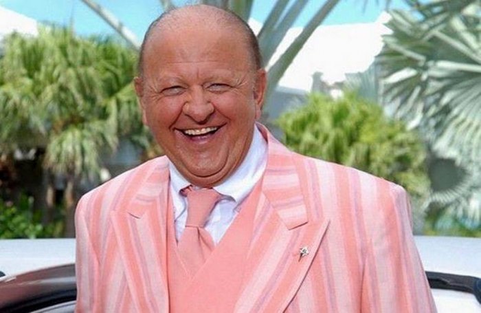 Massimo Boldi su Striscia la Notizia: “è una mia idea” e Antonio Ricci lo asfalta