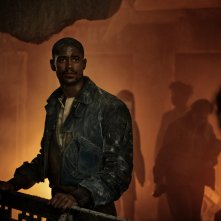 Fondazione: Alfred Enoch in una scena della serie Apple