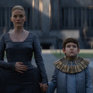 Fondazione: Laura Birn e Cooper Carter in una scena della serie Apple