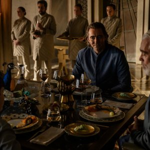 Fondazione: Cooper Carter, Lee Pace e Terrence Mann in una scena della serie Apple