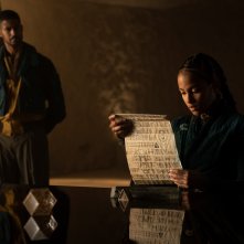 Fondazione: Alfred Enoch e Lou Llobell in una scena della serie Apple