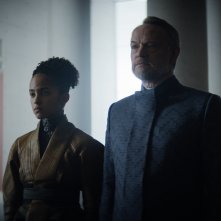 Fondazione: Lou Llobell e Jared Harris in una scena della serie Apple